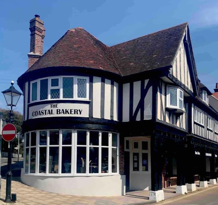 Crow'S Nest, Central New Forest Coastal Village Beach Apartment Milford on Sea Exterior photo