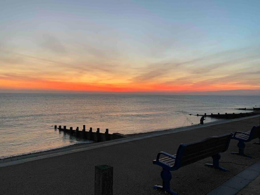 Crow'S Nest, Central New Forest Coastal Village Beach Apartment Milford on Sea Exterior photo