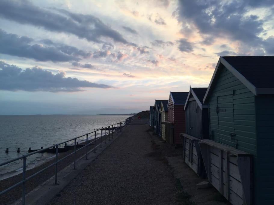 Crow'S Nest, Central New Forest Coastal Village Beach Apartment Milford on Sea Exterior photo